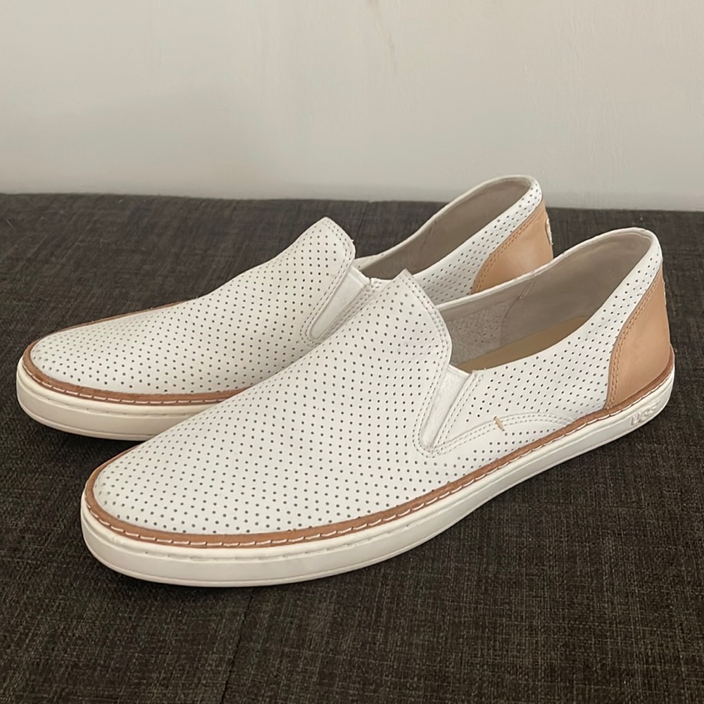 UGG SLIP ON SHOE